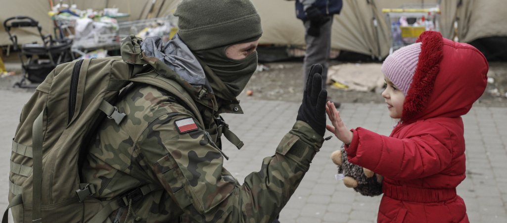 Ukraińska dziewczynka po przekroczeniu polskiej granicy w Medyce, 8 marca 2022 r. fot. Abdulhamid Hosbas / Anadolu / Getty