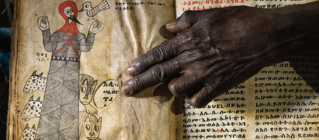00-letnia ilustrowana Biblia przechowywana w kościele Arbatu Ensessa niedaleko Lalibeli w Etiopii fot. Neil McAllister/Alamy/BE&W