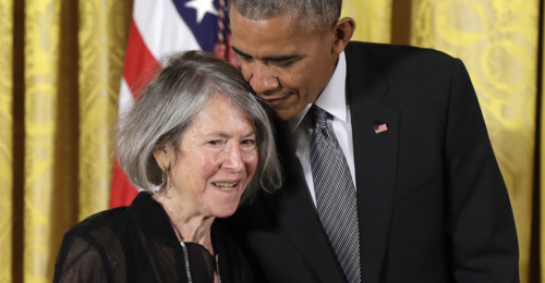 Louise Glück odznaczana przez prezydenta USA Baracka Obamę Narodowym Medalem Humanistycznym, Biały Dom, Waszyngton, 22 września 2016 r. fot. Carolyn Kaster / AP / East News