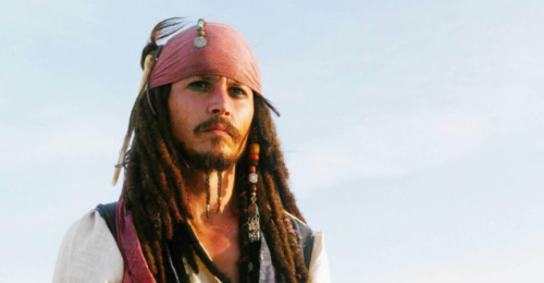 Pirat, fascynujący buntownik. Johnny Depp jako kapitan Jack Sparrow / Archives du 7e Art / BE&W