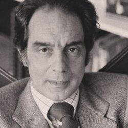 Italo Calvino w swoim mieszkaniu w Paryżu, grudzień 1974 r. fot. Sophie Bassouls/Sygma/Getty