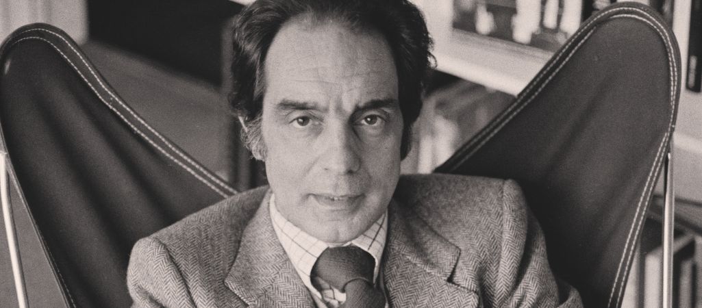 Italo Calvino w swoim mieszkaniu w Paryżu, grudzień 1974 r. fot. Sophie Bassouls/Sygma/Getty